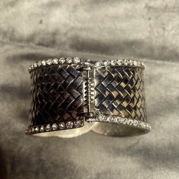 ELEGANT CUFF BRACELET - Picture 5 of 8